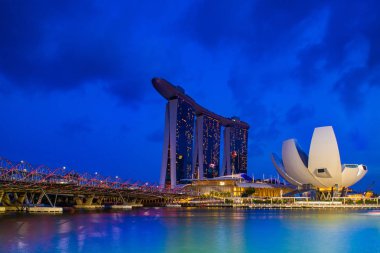 Singapore City, Singapur - 13 Nisan 2018: Marina Bay geceleri Asya'nın en büyük oteli kumları. 27 Nisan 2010 tarihinde açıldı. Singapur üzerinde Nisan, 2018