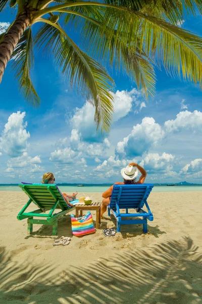 Romantic Scene Couple Sitting Relaxing Tropical Beach Thailand — Stock Photo, Image