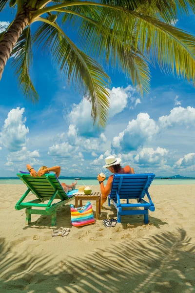 一对情侣坐在泰国海滩上悠闲自在的浪漫景象 — 图库照片