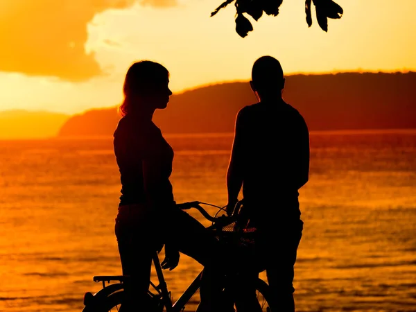 Lidé Bacha Při Západu Slunce Karon Beach Phuket Thajsko — Stock fotografie