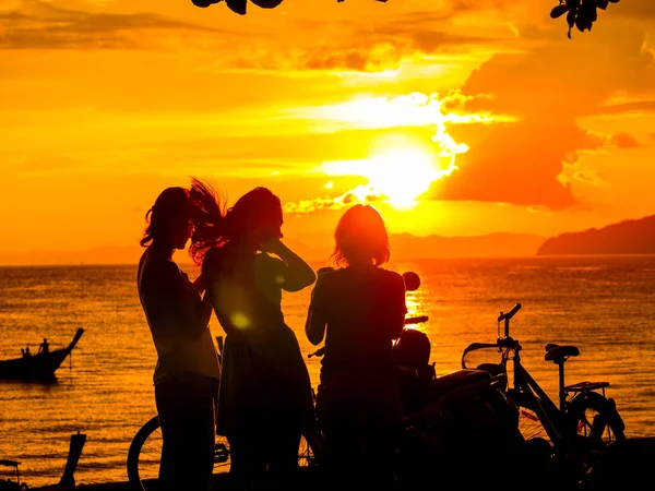 Människor Bach Vid Solnedgången Karon Beach Phuket Thailand — Stockfoto