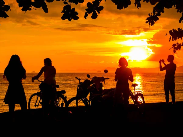 Personas Bach Atardecer Playa Karon Phuket Tailandia — Foto de Stock