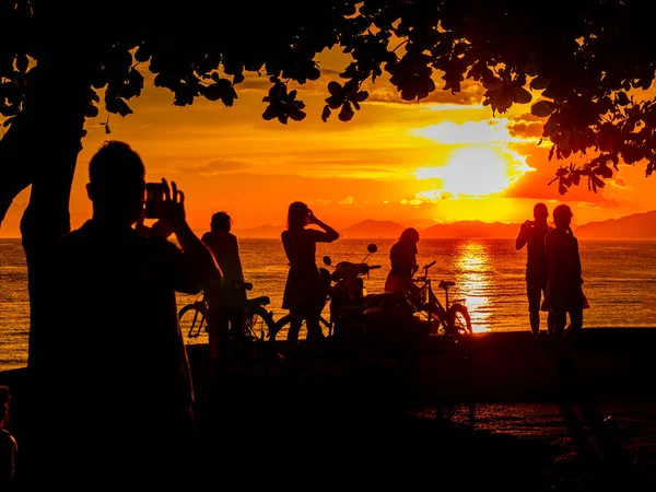 Menschen Bach Bei Sonnenuntergang Strand Von Karon Phuket Thailand — Stockfoto