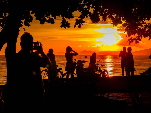 Menschen Bach Bei Sonnenuntergang Strand Von Karon Phuket Thailand — Stockfoto