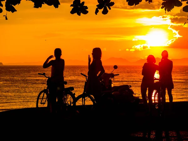 Ludzie Bach Zachodzie Słońca Karon Beach Phuket Tajlandia — Zdjęcie stockowe