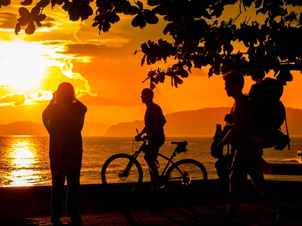 Persone Sul Bach Tramonto Sulla Spiaggia Karon Phuket Thailandia — Foto Stock