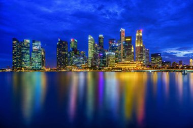 Monoküler gece Singapur Nehri görünümünde gezi için