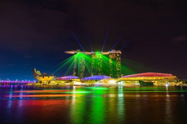 Singapore City, Singapur - 17 Nisan 2018: Spectra ışık ve su gösteri Marina defne kum Casino Hotel Downtown Singapur üzerinde 17 Nisan 2018