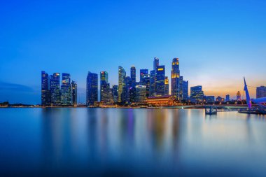 Singapore, Singapur - 19 Nisan 2018: Singapur şehir manzarası, Singapur ikonik yerlerinden olan, görünüm