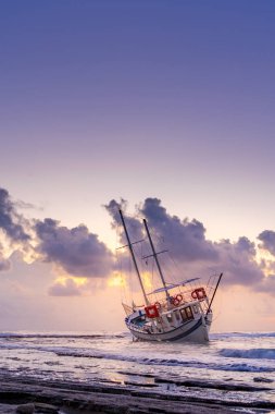 Balıkçılık Tekne batık veya terk edilmiş gemi enkazı. , Wrecked tekneyi terk edilmiş stand Rodos Yunanistan sahilde