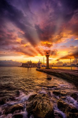 Agios Nikolaos Kalesi Rodos Yunanistan alacakaranlıkta Mandraki Limanı