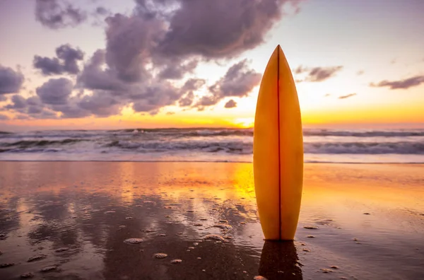 Planche Surf Sur Plage Bord Mer Coucher Soleil Avec Une — Photo