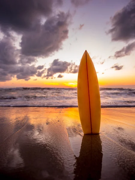 Surfplank Het Strand Zee Kust Bij Zonsondergang Tijd Met Prachtig — Stockfoto