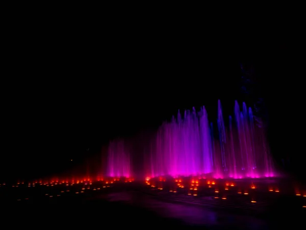 Duże Wielu Kolorowych Dekoracyjne Taniec Strumieniem Wody Doprowadziły Pokaż Światła — Zdjęcie stockowe