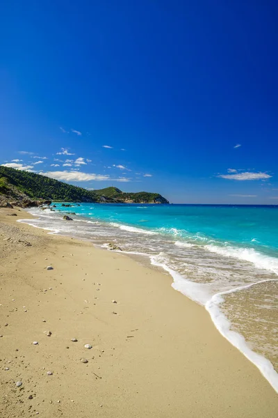 希腊莱夫卡达阿吉奥斯 尼基塔斯附近的爱奥尼亚海蓝水 — 图库照片