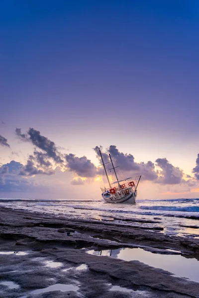 Кораблекрушение Рыбацкой Лодки Брошенное Судно Разрушенная Лодка Заброшенный Стенд Пляже — стоковое фото