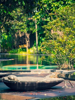 Lüks yüzme havuzunda havuz tropikal otel resort, rahatlatıcı ve boş zaman.