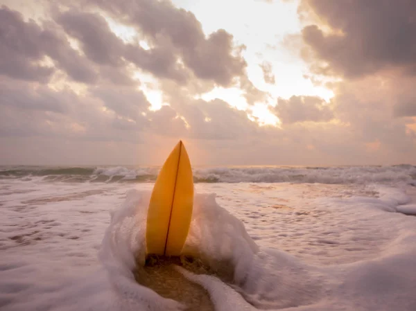Surfu Pláži Břehu Moře Při Západu Slunce Krásným Světlem Vodní — Stock fotografie
