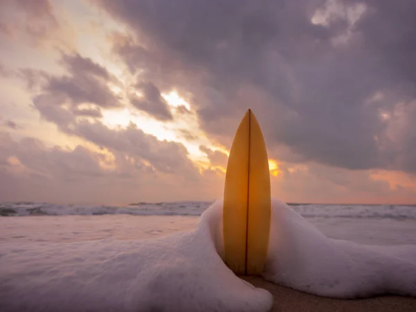 Surfbräda Stranden Havet Vid Solnedgång Med Vackert Ljus Vatten Sport — Stockfoto