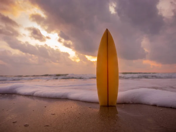 Surfplank Het Strand Zee Kust Bij Zonsondergang Tijd Met Prachtig — Stockfoto