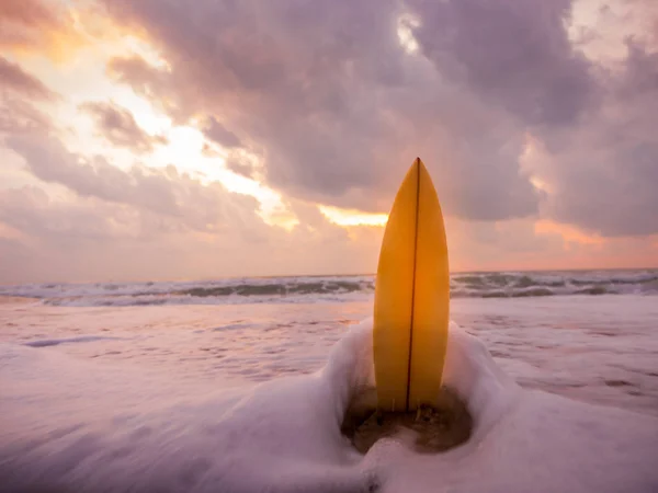 Surfbräda Stranden Havet Vid Solnedgång Med Vackert Ljus Vatten Sport — Stockfoto