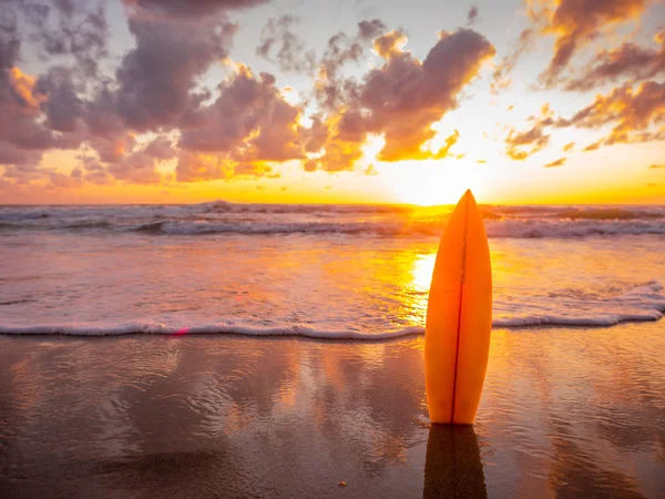 Surfbrett Strand Meer Bei Sonnenuntergang Mit Schönem Licht Hintergrund Wassersport — Stockfoto