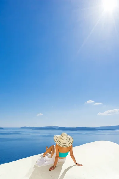 Ung Kvinna Helgdagar Santorini Oia Stad Grekland — Stockfoto
