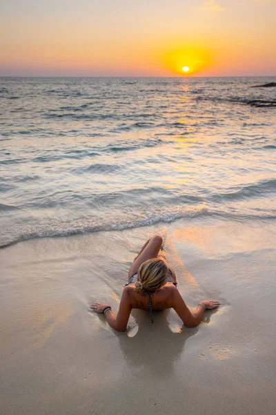 Hermosa Joven Una Playa Arena Marina Traje Baño Atardecer — Foto de Stock