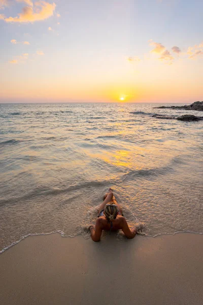 夕日の水着で砂浜のビーチで美しい若い女性 — ストック写真