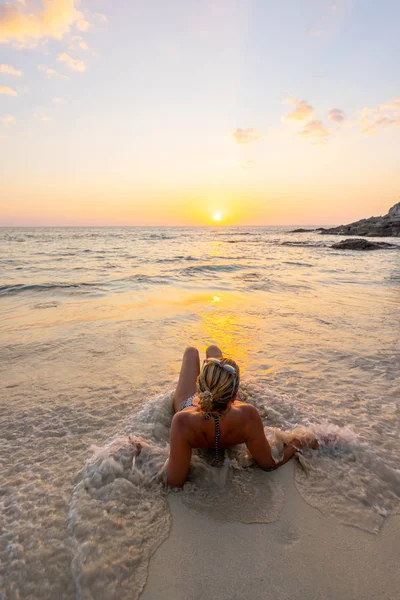 夕日の水着で砂浜のビーチで美しい若い女性 — ストック写真