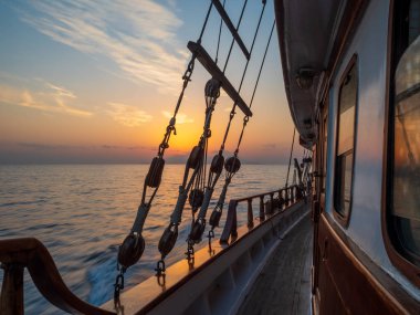 Kiklad Adaları Yunanistan uzun pozlama içinde seyir sırasında Yelkenli güverte günbatımında