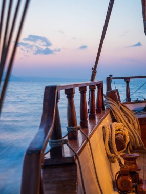 Kiklad Adaları Yunanistan uzun pozlama içinde seyir sırasında Yelkenli güverte günbatımında