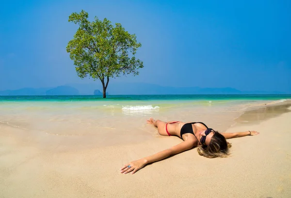 可爱的女人在夏天的海滩上放松 — 图库照片