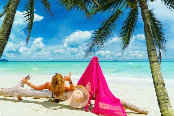 Mujer Linda Relajarse Playa Verano Complejo Tropical —  Fotos de Stock