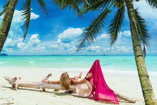 可爱的妇女在热带度假胜地的夏日海滩上放松 — 图库照片