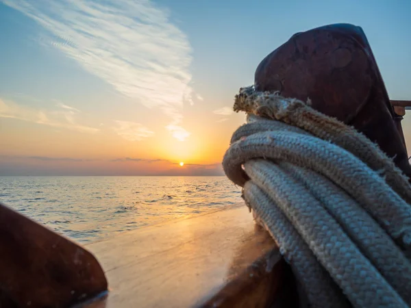 Puesta Sol Cubierta Del Velero Mientras Navegaba Las Cícladas Grecia — Foto de Stock