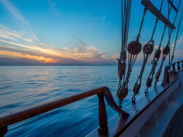 Tramonto Sul Ponte Della Barca Vela Durante Crociera Nelle Cicladi — Foto Stock