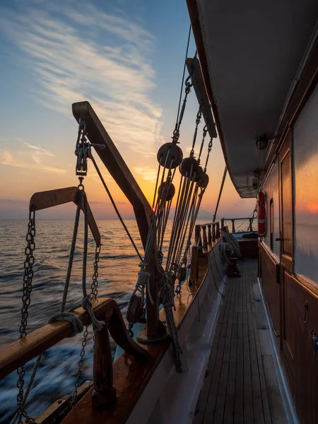 Zachód Słońca Pokładzie Jachtu Podczas Lotu Cyklady Grecja Długich Ekspozycji — Zdjęcie stockowe