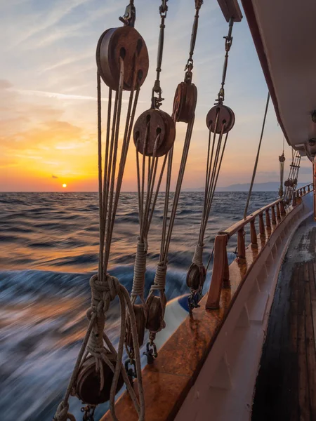 Tramonto Sul Ponte Della Barca Vela Durante Crociera Nelle Cicladi — Foto Stock