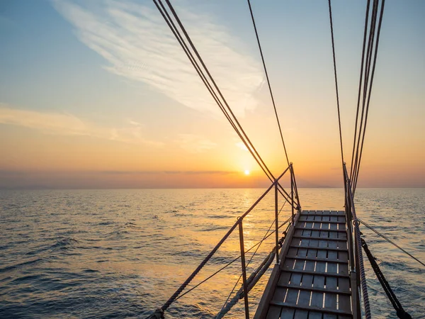 Sonnenuntergang Auf Dem Segelboot Deck Während Einer Kreuzfahrt Den Kykladen — Stockfoto