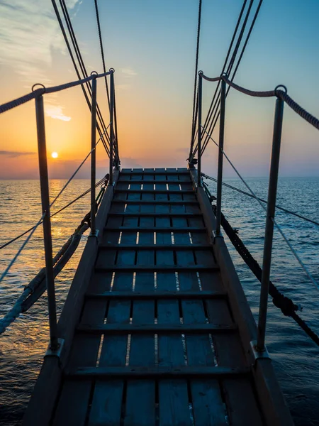Pôr Sol Convés Veleiro Enquanto Navega Nas Cíclades Grécia — Fotografia de Stock