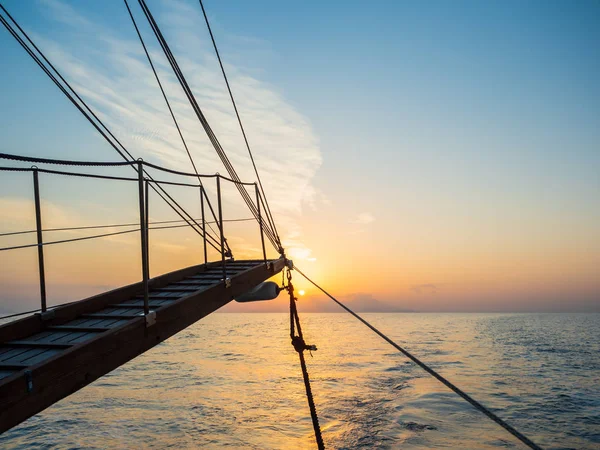 Puesta Sol Cubierta Del Velero Mientras Navegaba Las Cícladas Grecia — Foto de Stock