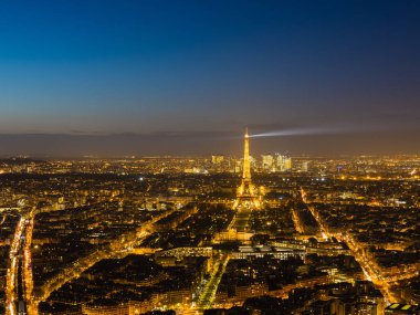 Paris, Fransa - 1 Aralık 2018: Geceleri Paris Montparnasse Kulesi genel bakış