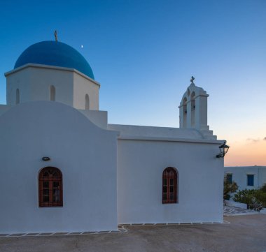Paros Yunan adalarından gündoğumu, tipik bir kilisede