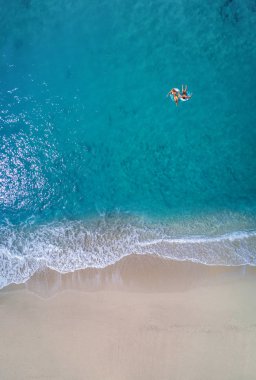 Plajda bir dronun Üstten Görünüm