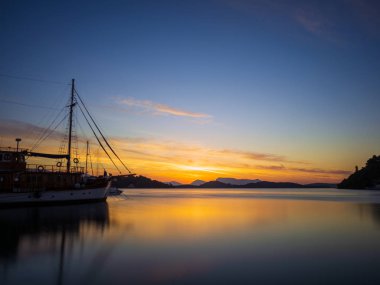 Lefkas Adası Yunanistan Nidri Körfezi üzerinde gündoğumu, Yelkenli