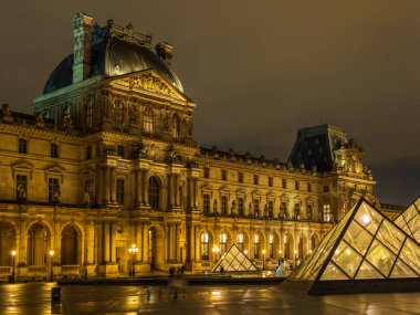 Paris, Fransa - 2 Aralık 2018: Paris'te Louvre Müzesi dünyanın çoğu visite Müzesi