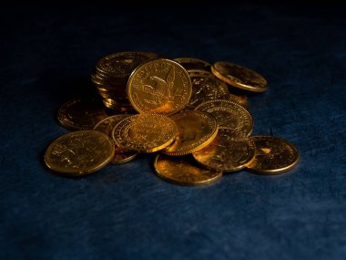 Koyu arka plan üzerinde gerçek altın paralar