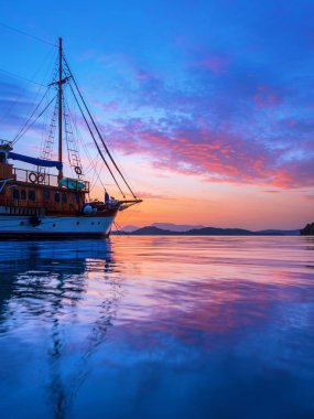 Lefkas Adası Yunanistan Nidri Körfezi üzerinde gündoğumu, Yelkenli