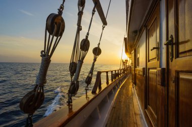 Kiklad Adaları Yunanistan seyir sırasında Yelkenli güverte günbatımında